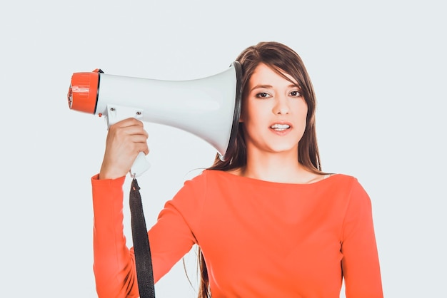 Vrouw met megafoon op witte achtergrond