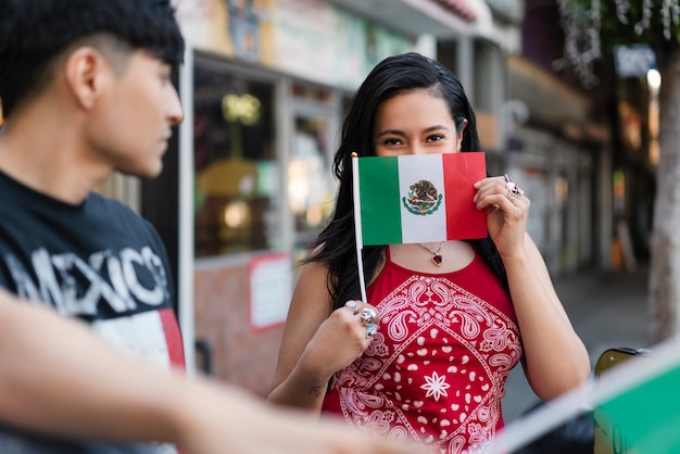 Foto vrouw met mexicaanse vlag op straat