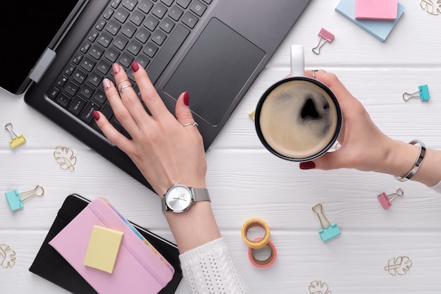 Vrouw met minimale roze lente zomer manicure ontwerp typen op toetsenbord