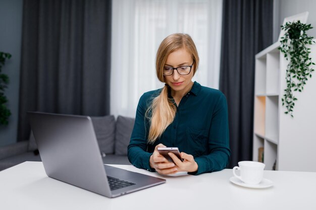 Vrouw met mobiel en laptop