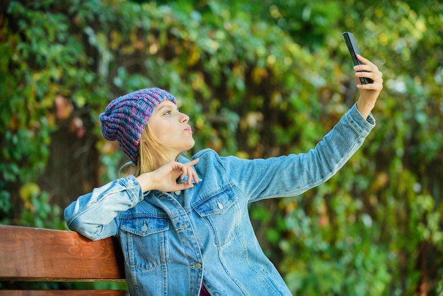 Vrouw met mobiel gesprek Mobiele communicatie en sociale netwerken Meisje bel vriend Blijf contact met moderne smartphone Mobiel oproep concept Meisje met smartphone groene natuur achtergrond