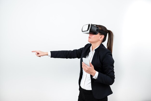 Vrouw met mobiele telefoon met Vr-bril en wijzend op recente update met één vinger Zakenvrouw met Virtual Reality-brillen mobiel en presenteren nieuw idee