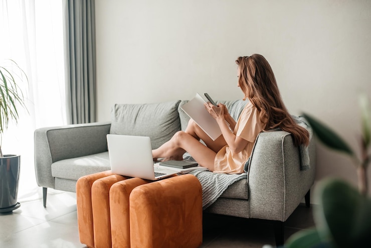 Foto vrouw met mobiele telefoon terwijl ze thuis op de bank zit