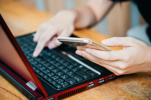 Foto vrouw met mobiele telefoon