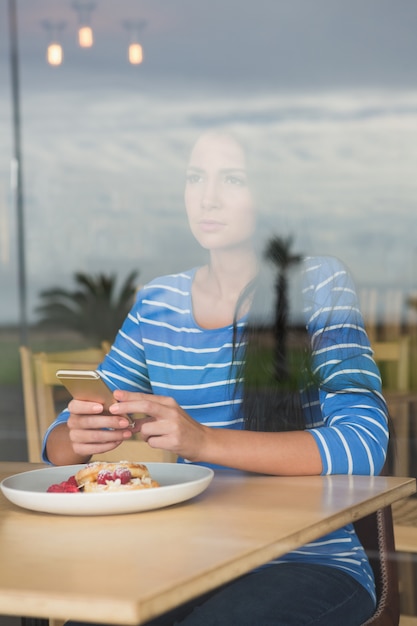 Vrouw met mobiele telefoon