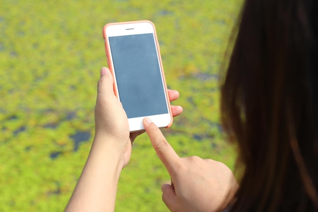 vrouw met mobiele telefoon