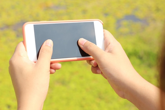 vrouw met mobiele telefoon