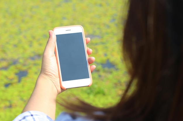 vrouw met mobiele telefoon