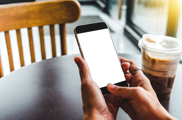 Vrouw met mobiele telefoon