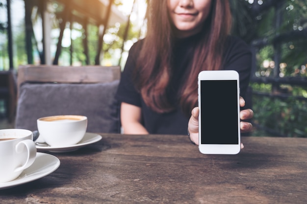 Vrouw met mock-up slimme telefoon