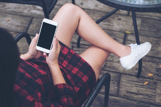 Vrouw met mockup slimme telefoon