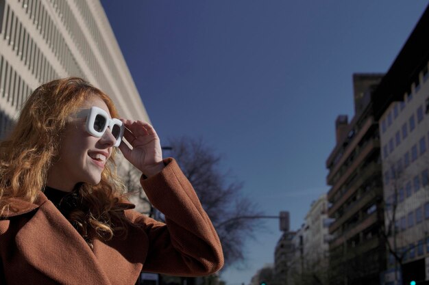 Foto vrouw met mode bril op straat.