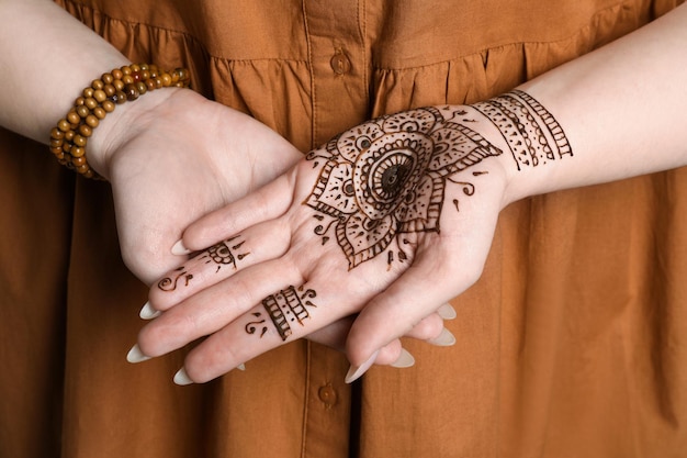 Vrouw met mooie henna tattoo aan kant close-up Traditionele mehndi