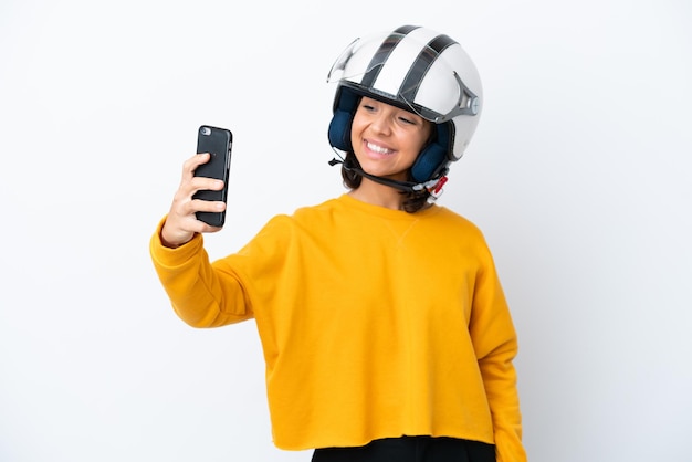 Vrouw met motorhelm die een selfie maakt