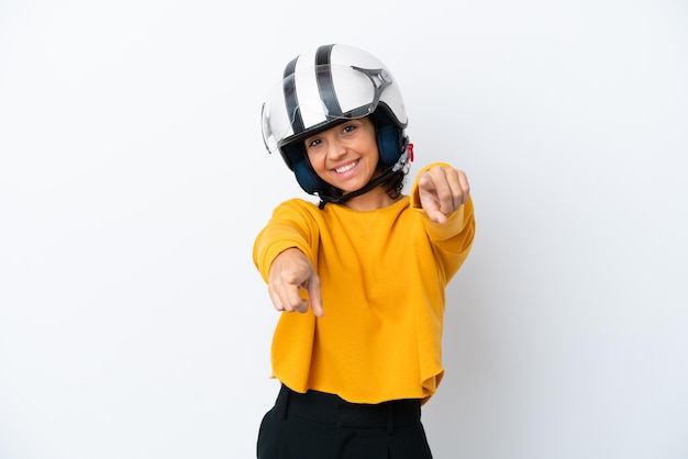 Vrouw met motorhelm wijst lachend met vinger naar jou