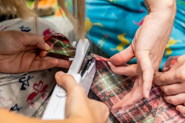 Vrouw met naaimachine Naaldwerk hobby huisverbetering