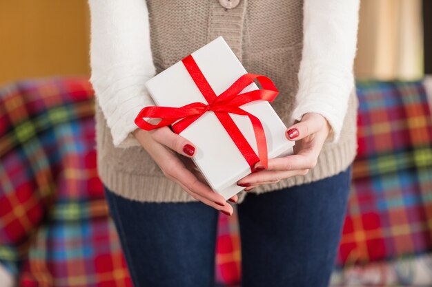 Vrouw met nagel vernis houden geschenk