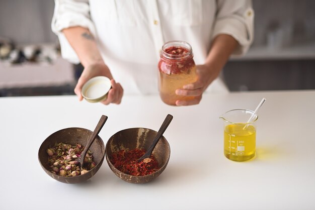 Foto vrouw met natuurlijke cosmetische ingrediënten om elixer te maken