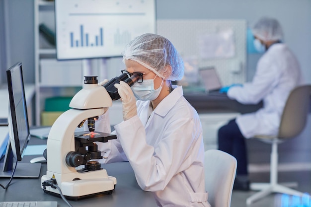 Vrouw met onderzoek in het laboratorium