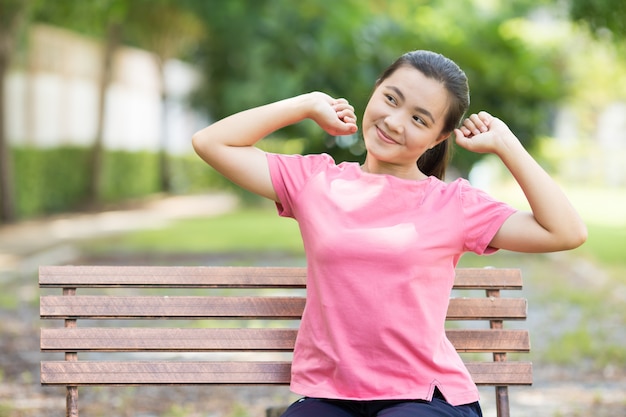 Vrouw met ontspannen tijd in de tuin