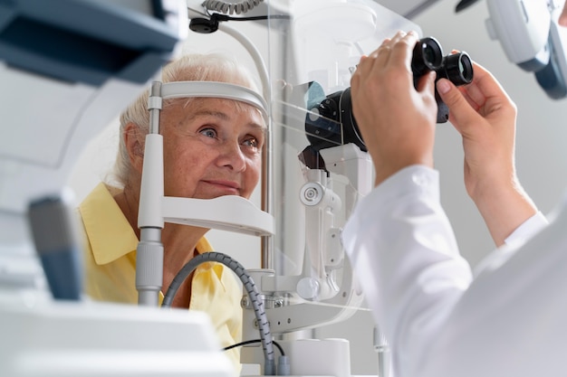 Foto vrouw met oogcontrole in een oogheelkundige kliniek