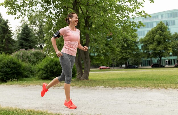 vrouw met oorbellen voeg armband joggen in het park