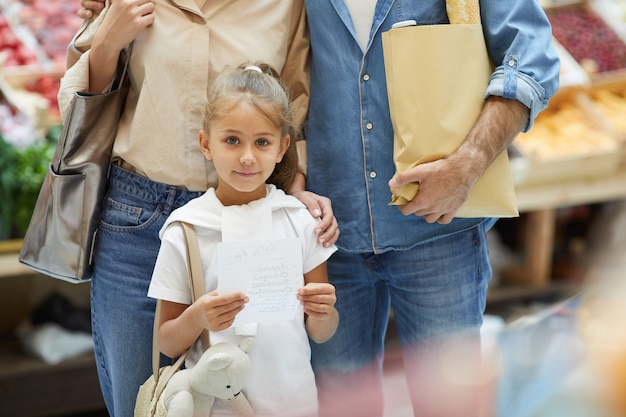 Foto vrouw met ouders in de supermarkt