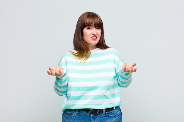 Vrouw met overgewicht die zich geen idee en verward voelt, niet zeker weet welke keuze of optie ze moet kiezen, zich afvraagt