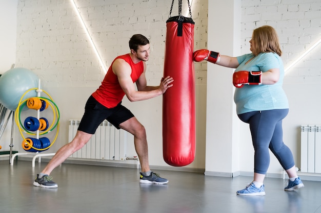 Vrouw met overgewicht in bokstraining