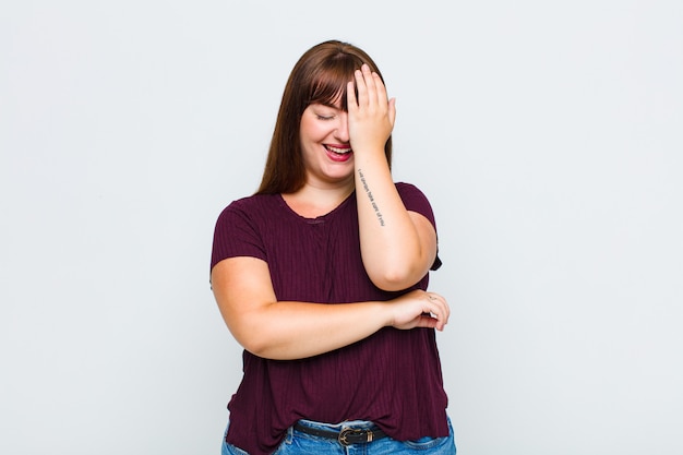 Vrouw met overgewicht lacht en slaat voorhoofd, zoals oh zeggen! Ik was het vergeten of dat was een domme fout