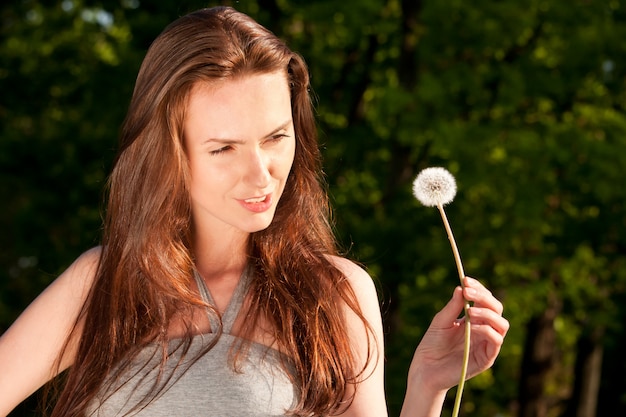 vrouw met paardebloem