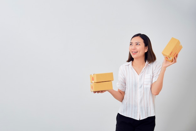 Vrouw met pakket pakket box