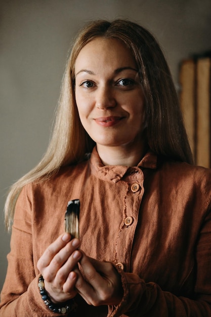 Vrouw met palo santo tijdens meditatie