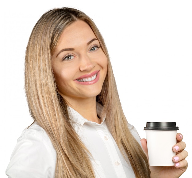 Vrouw met papieren kopje warme koffie.