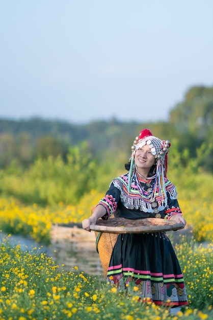 Foto vrouw met paraplu die op het veld staat