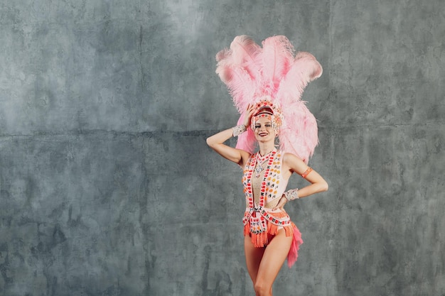 Foto vrouw met paraplu op een witte achtergrond