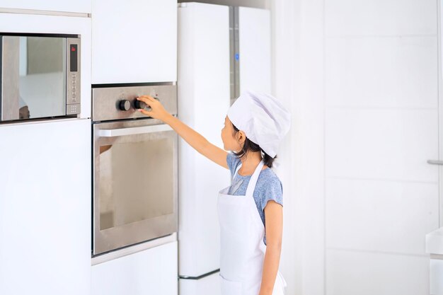 Vrouw met paraplu terwijl ze in de keuken staat