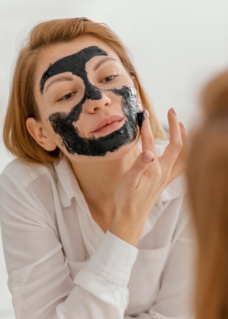 Foto vrouw met peeling gezichtsmasker