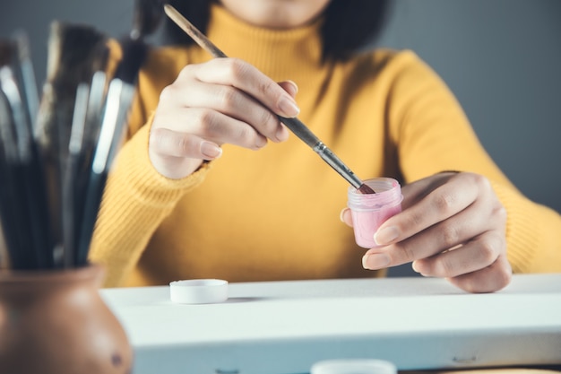 Vrouw met penseelverven op canvas