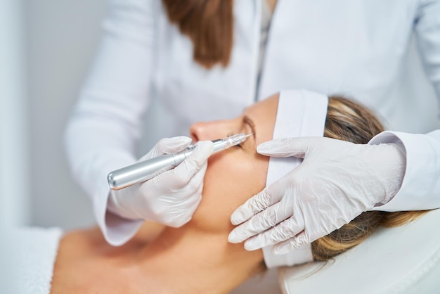 Vrouw met permanente wenkbrauwen cosmetisch behandeling in salon