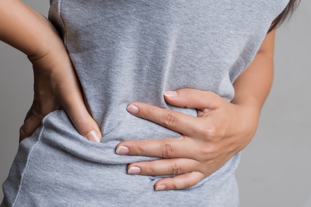 Vrouw met pijnlijke buikpijn. Chronische gastritis. Buik opgeblazen gevoel.