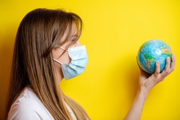 vrouw met planeet aarde wereld dragen masker