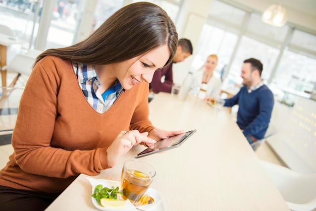 Vrouw met plezier chatten op haar tablet