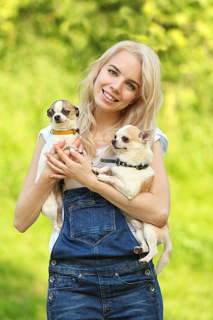 Vrouw met pluizige honden in het park