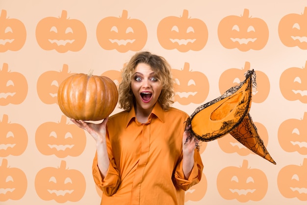 Vrouw met pompoen gelukkige heks met pompoen heks hoed halloween tijd trick or treat