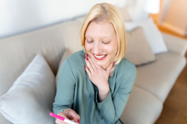 vrouw met positieve zwangerschapstest Blij dat ze een baby gaat krijgen Eindelijk zwanger