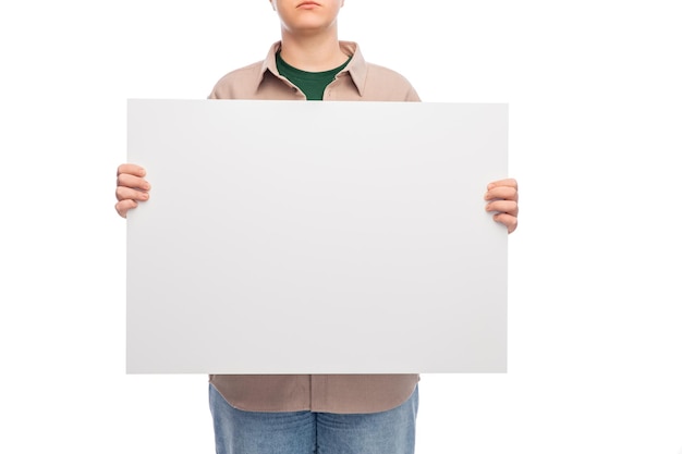 Vrouw met poster protesteert tegen demonstratie