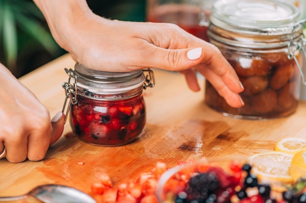 Vrouw met pot met gefermenteerd fruit