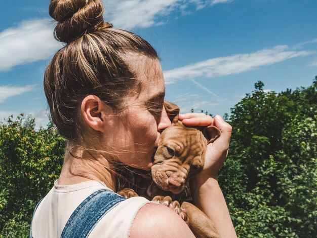 vrouw met Pretty chocolade puppy