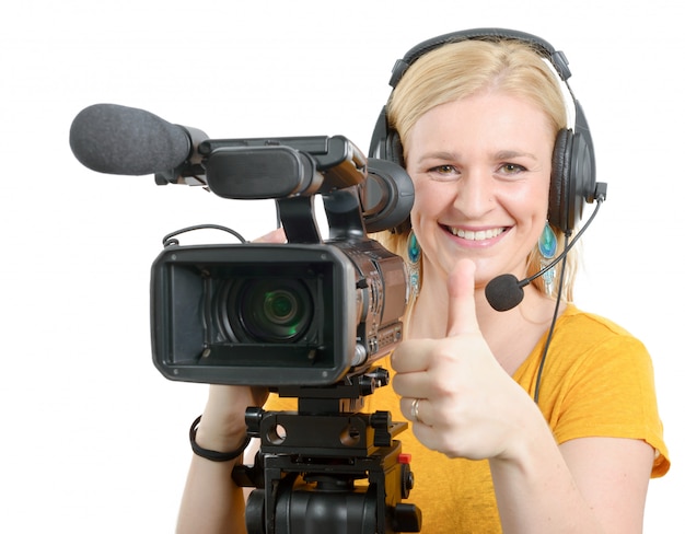 Vrouw met professionele videocamera, die duim toont